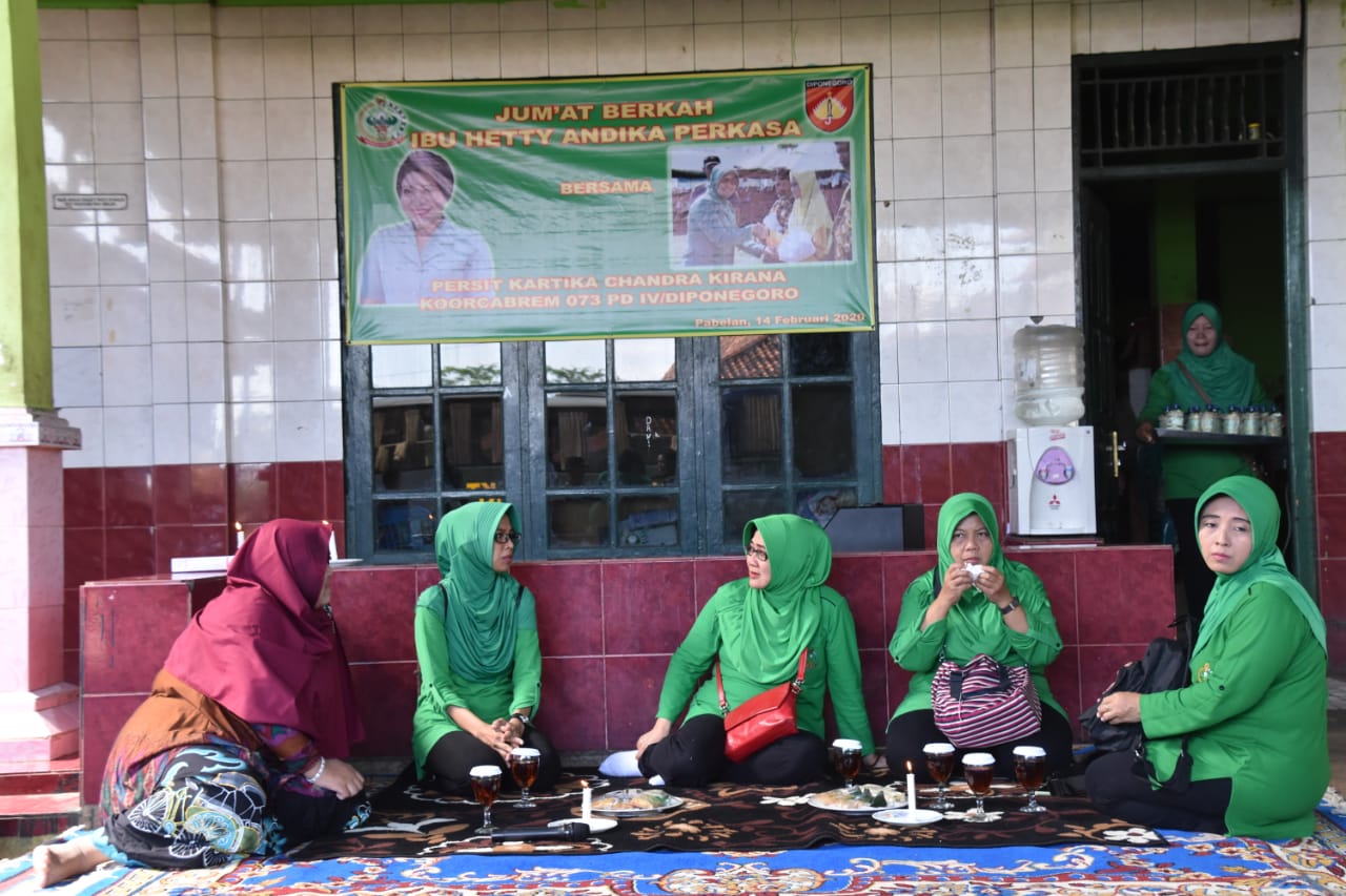 Ketua Persit Rem 073 beserta rombongan anjang sana jumat berkah